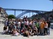 Foto del grupo con uno de los 7 puentes de Oporto de fondo